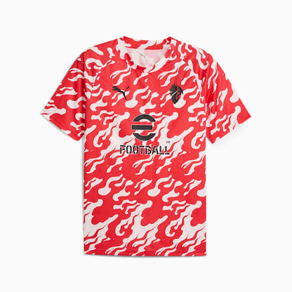 Vooraanzicht van het officiële PUMA AC Milan Warm-up Jersey 2025/2026 in rood-zwart, beschikbaar bij Kickoff Antwerpen - voetbalwinkel