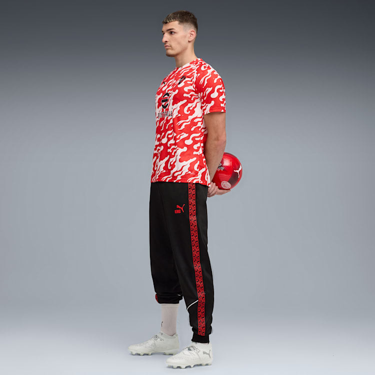 Vooraanzicht van het officiële PUMA AC Milan Warm-up Jersey 2025/2026 in rood-zwart, beschikbaar bij Kickoff Antwerpen - voetbalwinkel