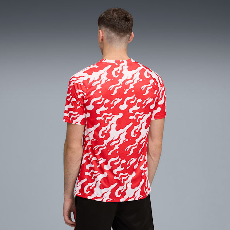 Vooraanzicht van het officiële PUMA AC Milan Warm-up Jersey 2025/2026 in rood-zwart, beschikbaar bij Kickoff Antwerpen - voetbalwinkel