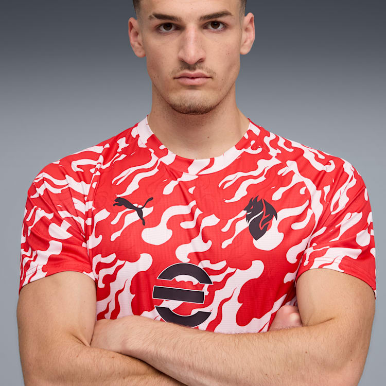 Vooraanzicht van het officiële PUMA AC Milan Warm-up Jersey 2025/2026 in rood-zwart, beschikbaar bij Kickoff Antwerpen - voetbalwinkel