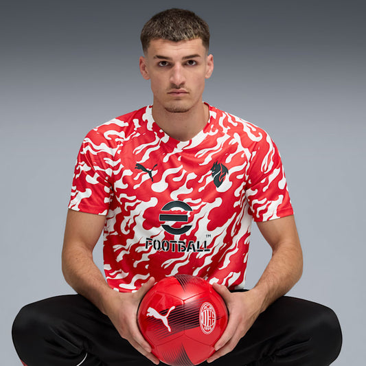 Vooraanzicht van het officiële PUMA AC Milan Warm-up Jersey 2025/2026 in rood-zwart, beschikbaar bij Kickoff Antwerpen - voetbalwinkel