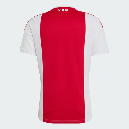 Adidas Ajax Amsterdam thuistenue voetbalshirt 2026 2027 met officiële clubdetails op model Kickoff Antwerpen