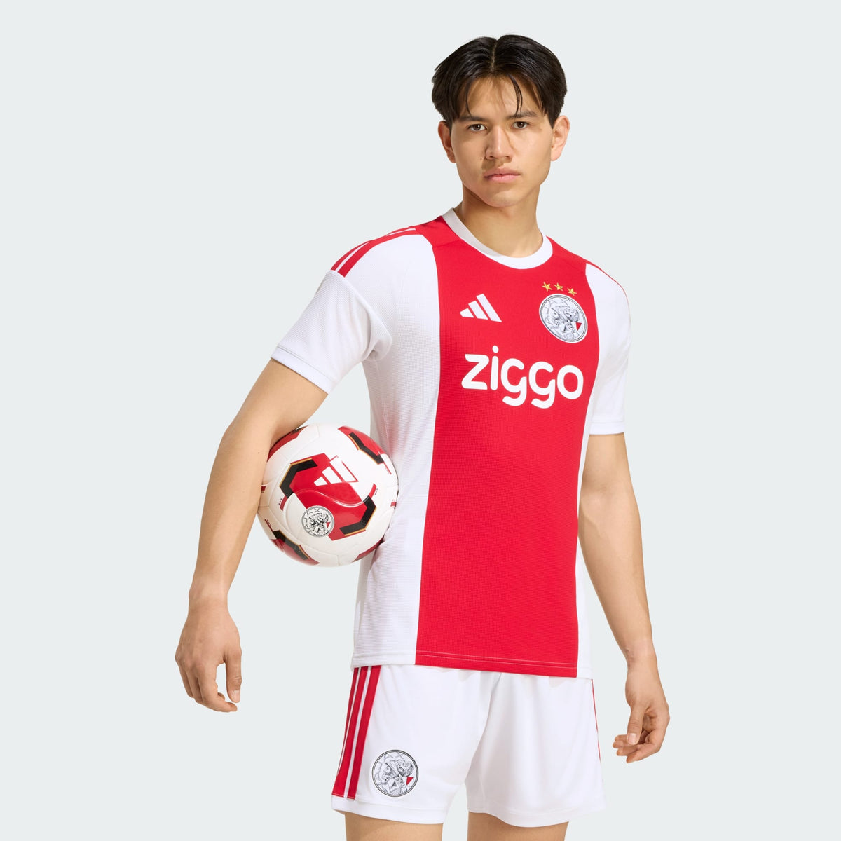 Adidas Ajax Amsterdam thuistenue voetbalshirt 2026 2027 met officiële clubdetails op model Kickoff Antwerpen