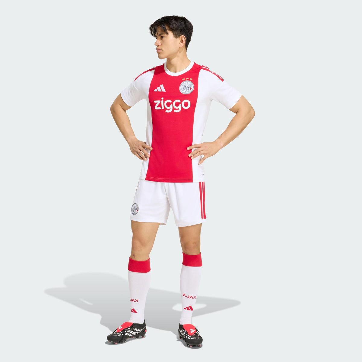 Adidas Ajax Amsterdam thuistenue voetbalshirt 2026 2027 met officiële clubdetails op model Kickoff Antwerpen