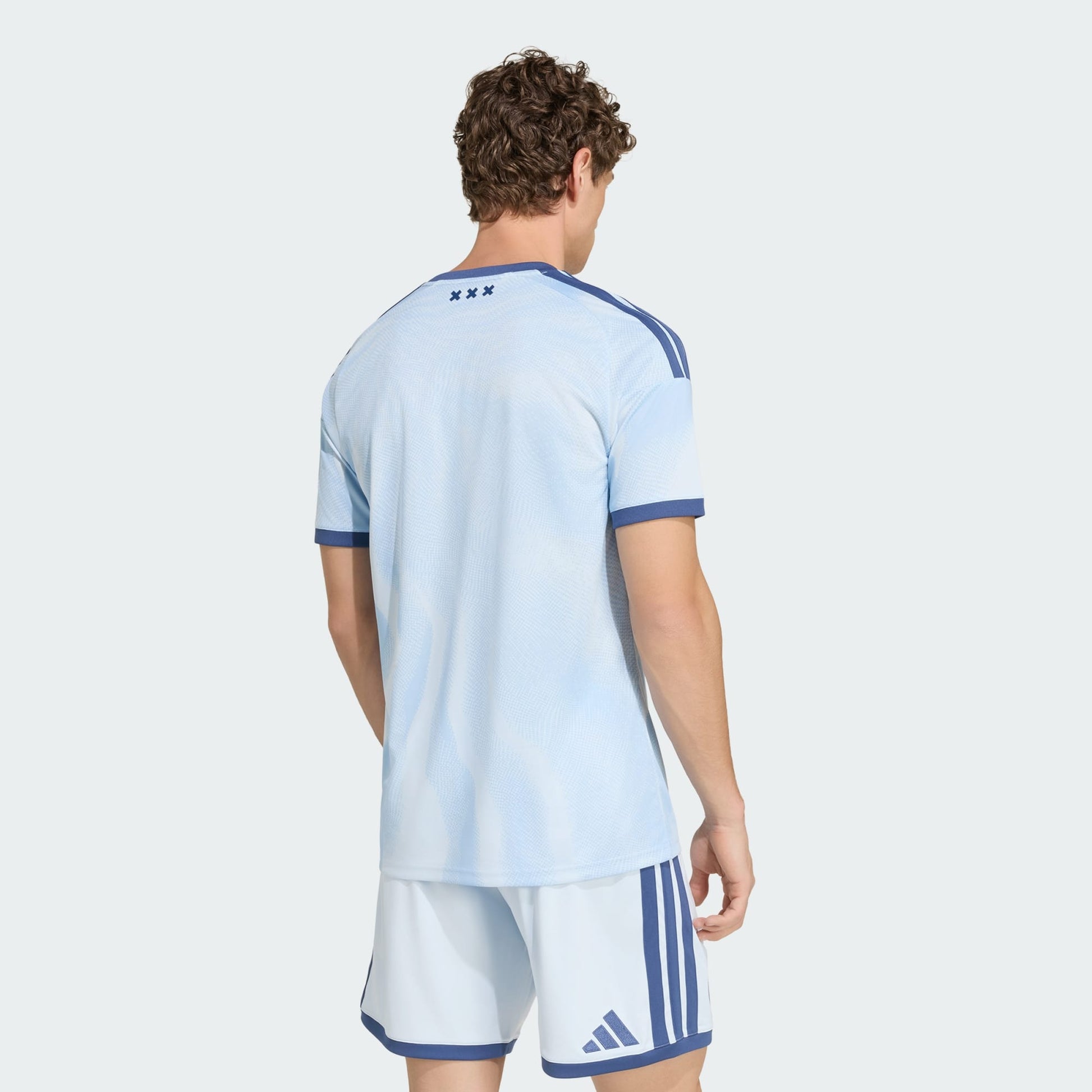 Adidas Ajax Amsterdam Third Shirt Jersey 2026-2027 met Climacool-technologie, gratis verzending boven 79 euro via Kickoff Antwerpen de voetbalshop van Antwerpen.