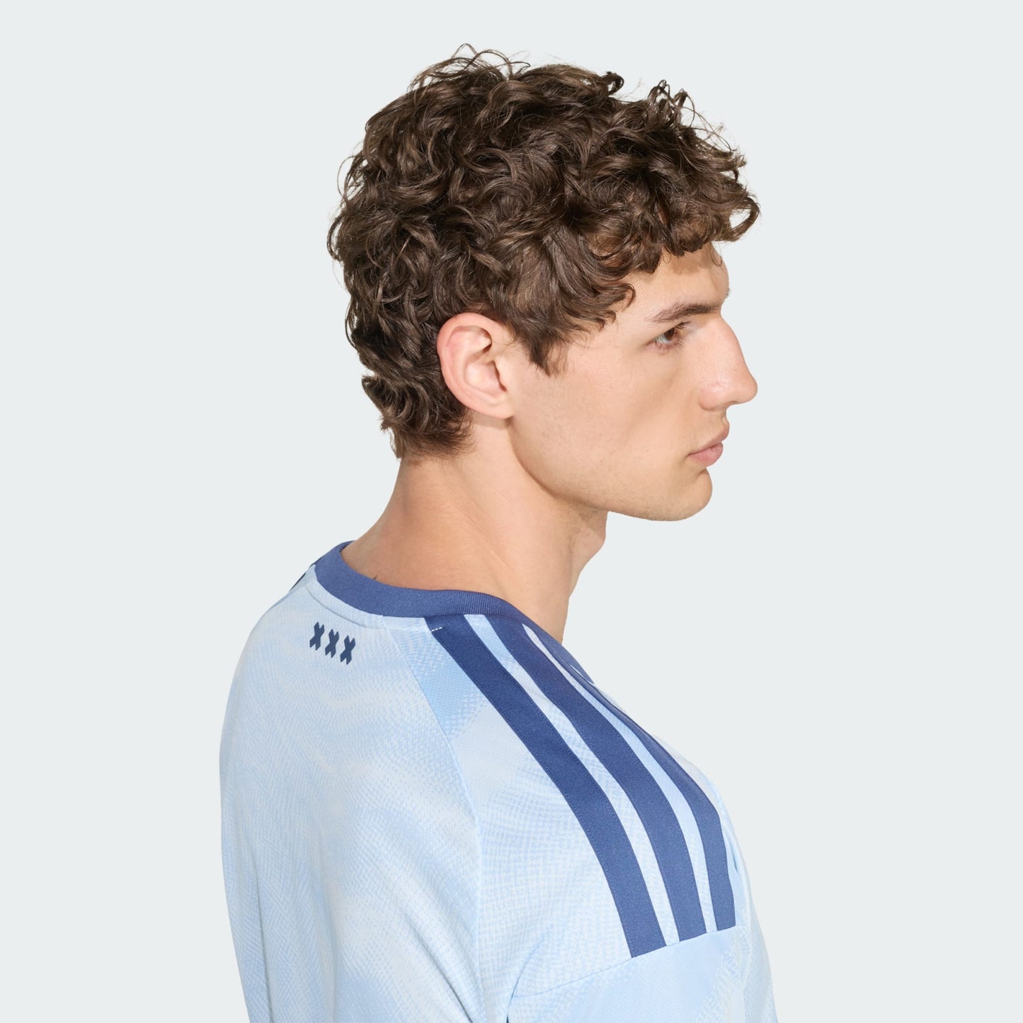 Adidas Ajax Amsterdam Third Shirt Jersey 2026-2027 met Climacool-technologie, gratis verzending boven 79 euro via Kickoff Antwerpen de voetbalshop van Antwerpen.