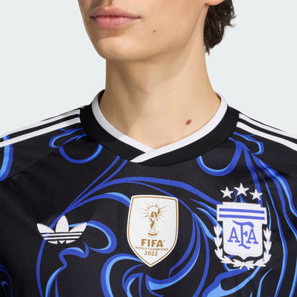 Donkerblauw Adidas Originals AFA Argentinië Away Jersey 2026-2028 met Trefoil-logo en AFA-bondbadge, verkrijgbaar bij voetbalshop Kickoff Antwerpen.