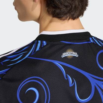 Donkerblauw Adidas Originals AFA Argentinië Away Jersey 2026-2028 met Trefoil-logo en AFA-bondbadge, verkrijgbaar bij voetbalshop Kickoff Antwerpen.