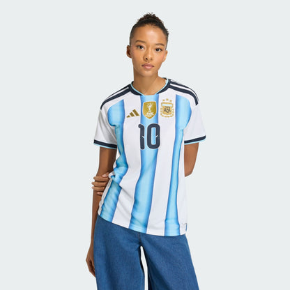 Adidas Argentinie thuisshirt dames met Messi 10 bedrukking, blauw-wit, WK 2026 voetbalcollectie, Kickoff Antwerpen voetbal webshop.