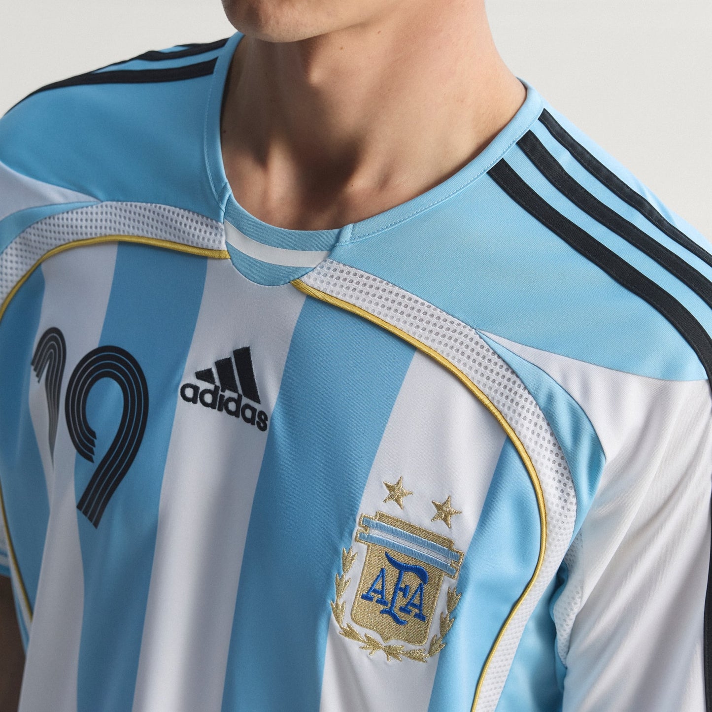 Adidas AFA Argentinie Messi Home Jersey 2006 Retro Football Shirt hemelsblauw wit officieel retro voetbalshirt heren Kickoff Antwerpen de voetbalshop van Antwerpen