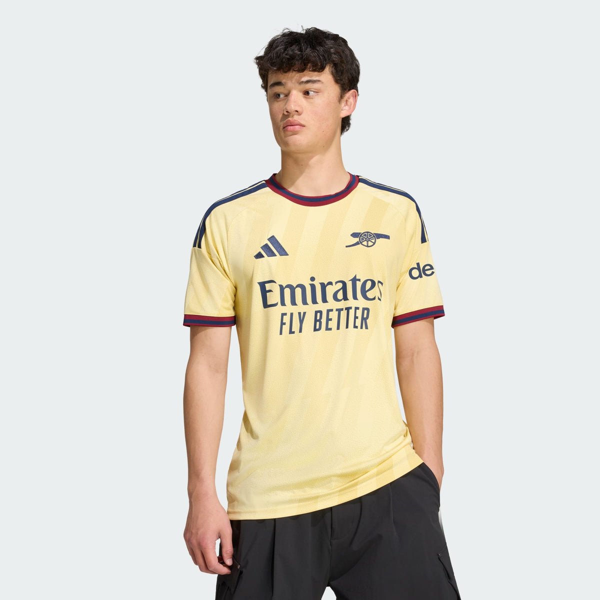 Adidas AFC Arsenal derde voetbalshirt 2026 2027 met clublogo en sponsor op model Kickoff Antwerpen