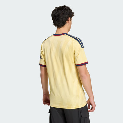 Adidas AFC Arsenal derde voetbalshirt 2026 2027 met clublogo en sponsor op model Kickoff Antwerpen