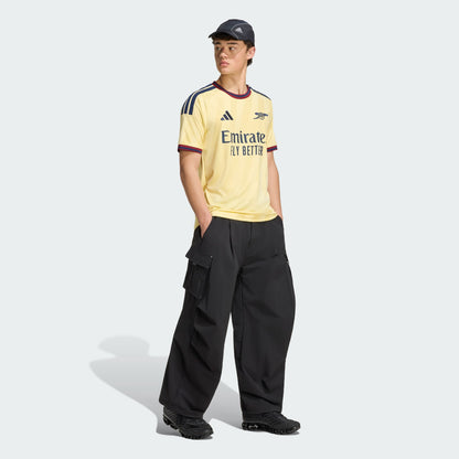 Adidas AFC Arsenal derde voetbalshirt 2026 2027 met clublogo en sponsor op model Kickoff Antwerpen