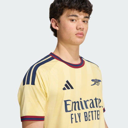 Adidas AFC Arsenal derde voetbalshirt 2026 2027 met clublogo en sponsor op model Kickoff Antwerpen