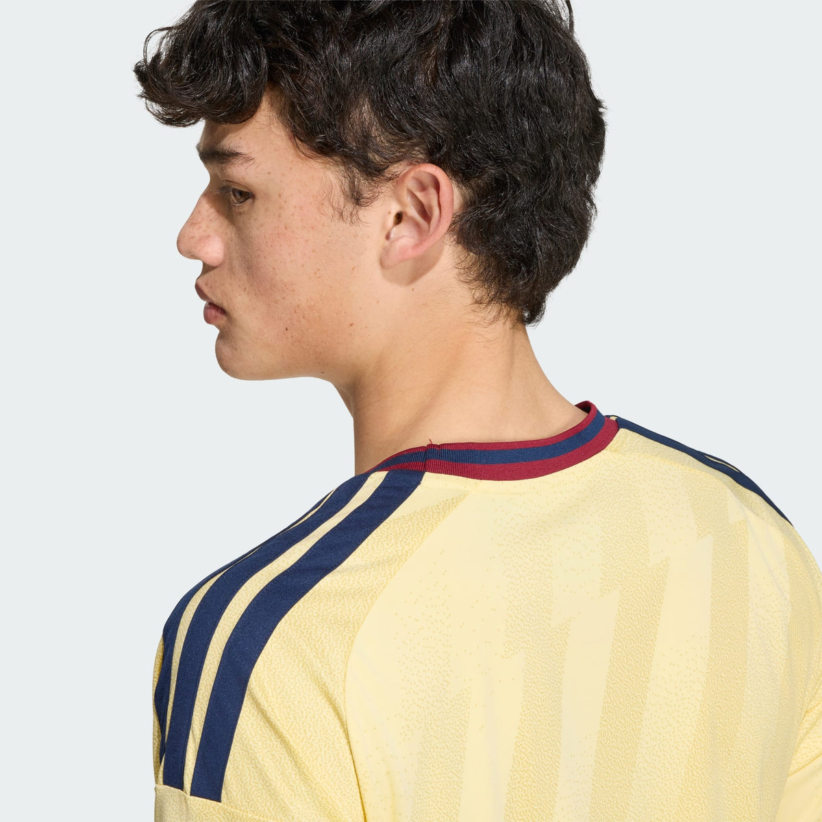 Adidas AFC Arsenal derde voetbalshirt 2026 2027 met clublogo en sponsor op model Kickoff Antwerpen