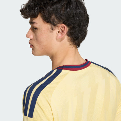 Adidas AFC Arsenal derde voetbalshirt 2026 2027 met clublogo en sponsor op model Kickoff Antwerpen