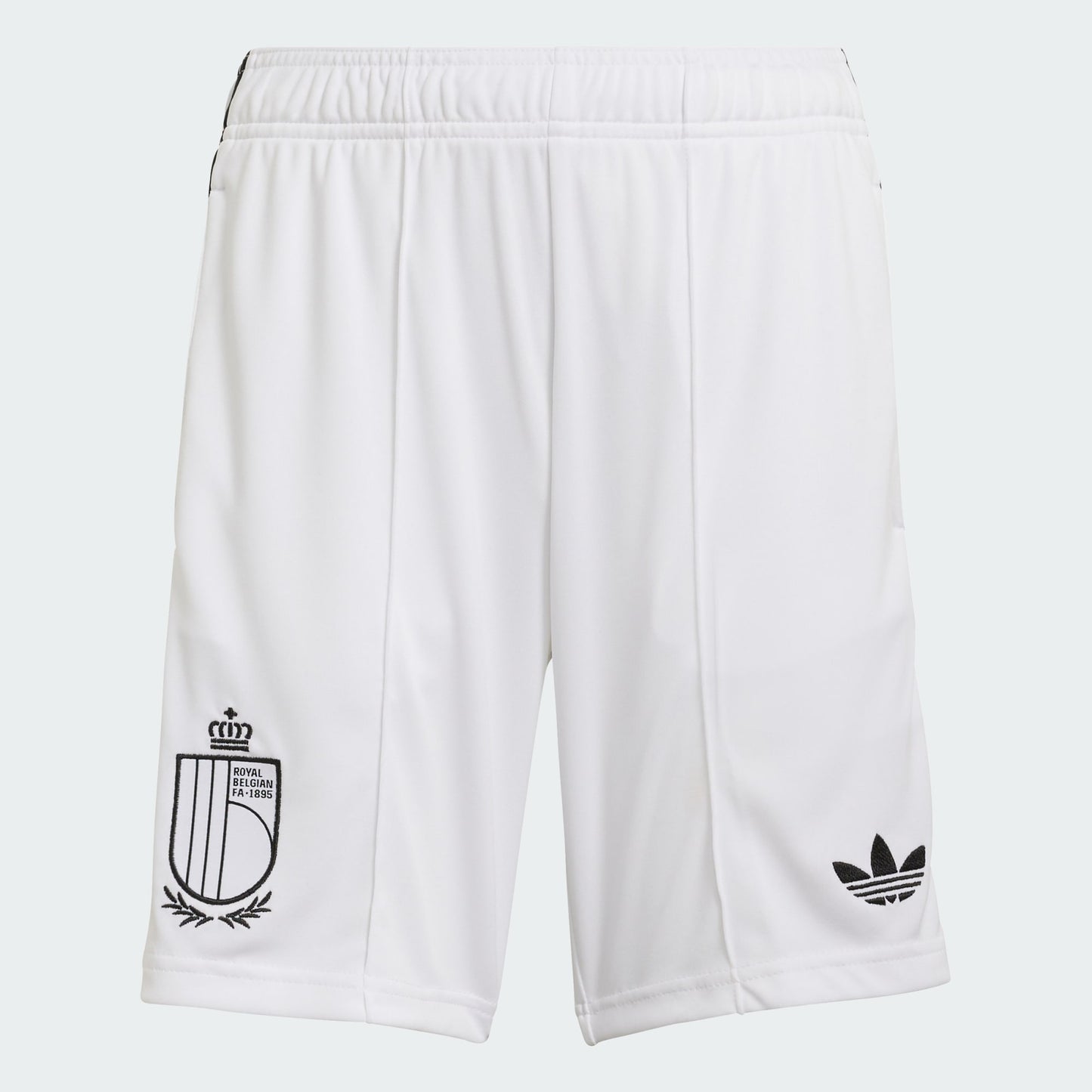 Witte Adidas Originals RBFA België Away Short voor kinderen (2026-2028) met Trefoil-logo en bondsbadge, verkrijgbaar bij voetbalshop Kickoff Antwerpen.