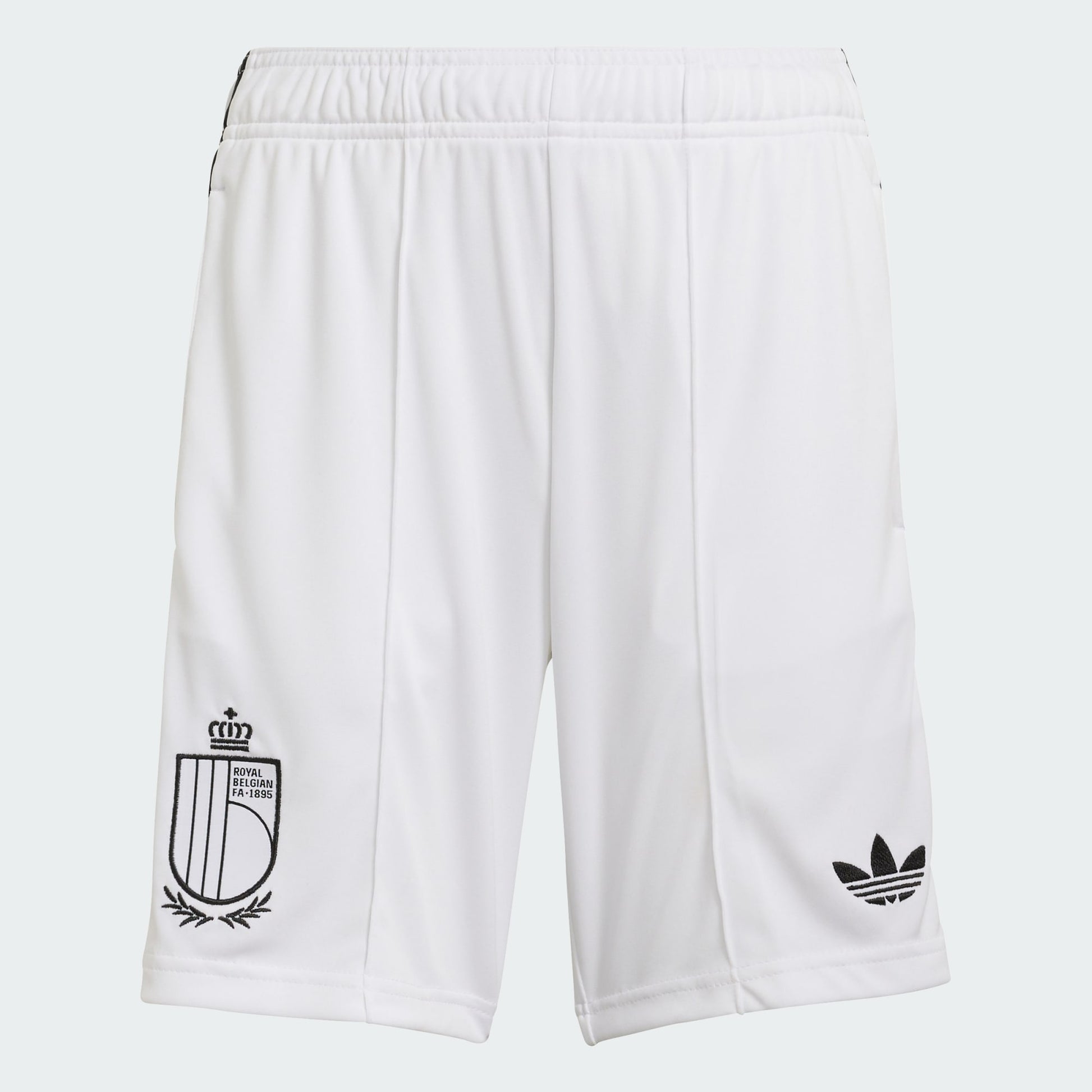Witte Adidas Originals RBFA België Away Short voor kinderen (2026-2028) met Trefoil-logo en bondsbadge, verkrijgbaar bij voetbalshop Kickoff Antwerpen.