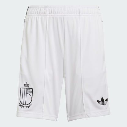 Witte Adidas Originals RBFA België Away Short voor kinderen (2026-2028) met Trefoil-logo en bondsbadge, verkrijgbaar bij voetbalshop Kickoff Antwerpen.