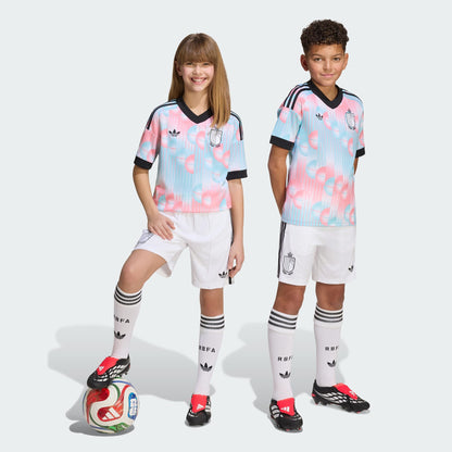Witte Adidas Originals RBFA België Away Short voor kinderen (2026-2028) met Trefoil-logo en bondsbadge, verkrijgbaar bij voetbalshop Kickoff Antwerpen.