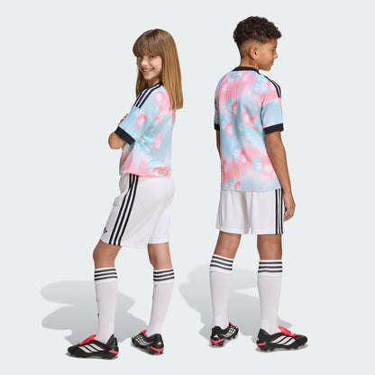 Witte Adidas Originals RBFA België Away Short voor kinderen (2026-2028) met Trefoil-logo en bondsbadge, verkrijgbaar bij voetbalshop Kickoff Antwerpen.