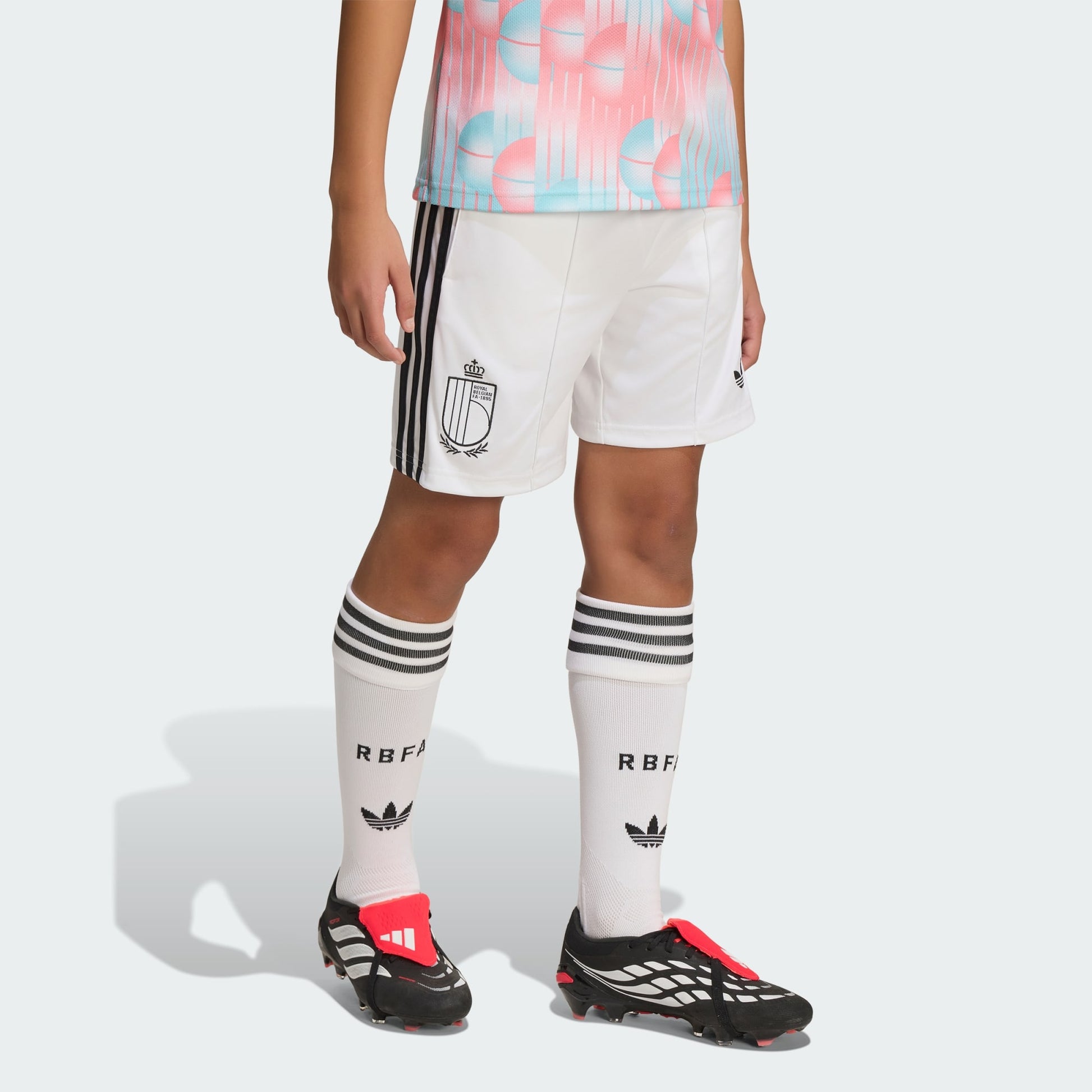 Witte Adidas Originals RBFA België Away Short voor kinderen (2026-2028) met Trefoil-logo en bondsbadge, verkrijgbaar bij voetbalshop Kickoff Antwerpen.