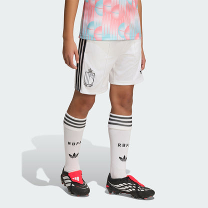 Witte Adidas Originals RBFA België Away Short voor kinderen (2026-2028) met Trefoil-logo en bondsbadge, verkrijgbaar bij voetbalshop Kickoff Antwerpen.