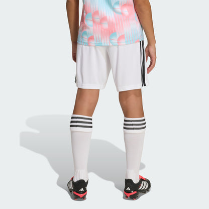 Witte Adidas Originals RBFA België Away Short voor kinderen (2026-2028) met Trefoil-logo en bondsbadge, verkrijgbaar bij voetbalshop Kickoff Antwerpen.