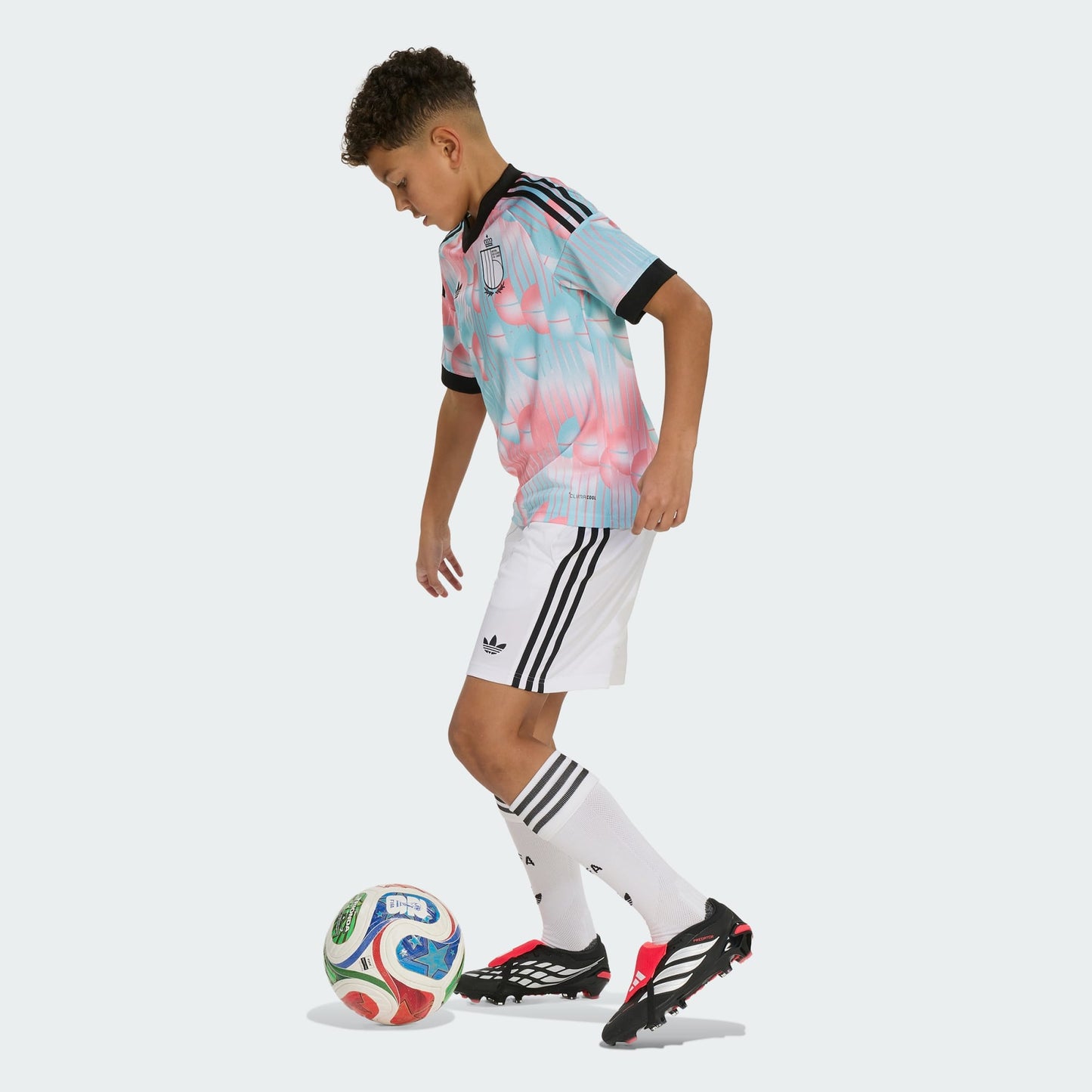 Witte Adidas Originals RBFA België Away Short voor kinderen (2026-2028) met Trefoil-logo en bondsbadge, verkrijgbaar bij voetbalshop Kickoff Antwerpen.