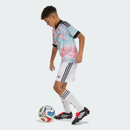Witte Adidas Originals RBFA België Away Short voor kinderen (2026-2028) met Trefoil-logo en bondsbadge, verkrijgbaar bij voetbalshop Kickoff Antwerpen.