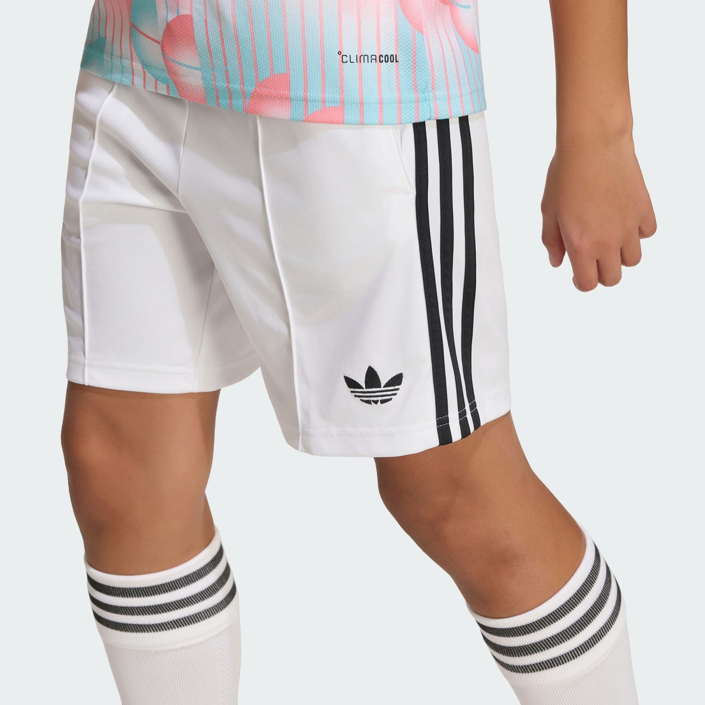 Witte Adidas Originals RBFA België Away Short voor kinderen (2026-2028) met Trefoil-logo en bondsbadge, verkrijgbaar bij voetbalshop Kickoff Antwerpen.
