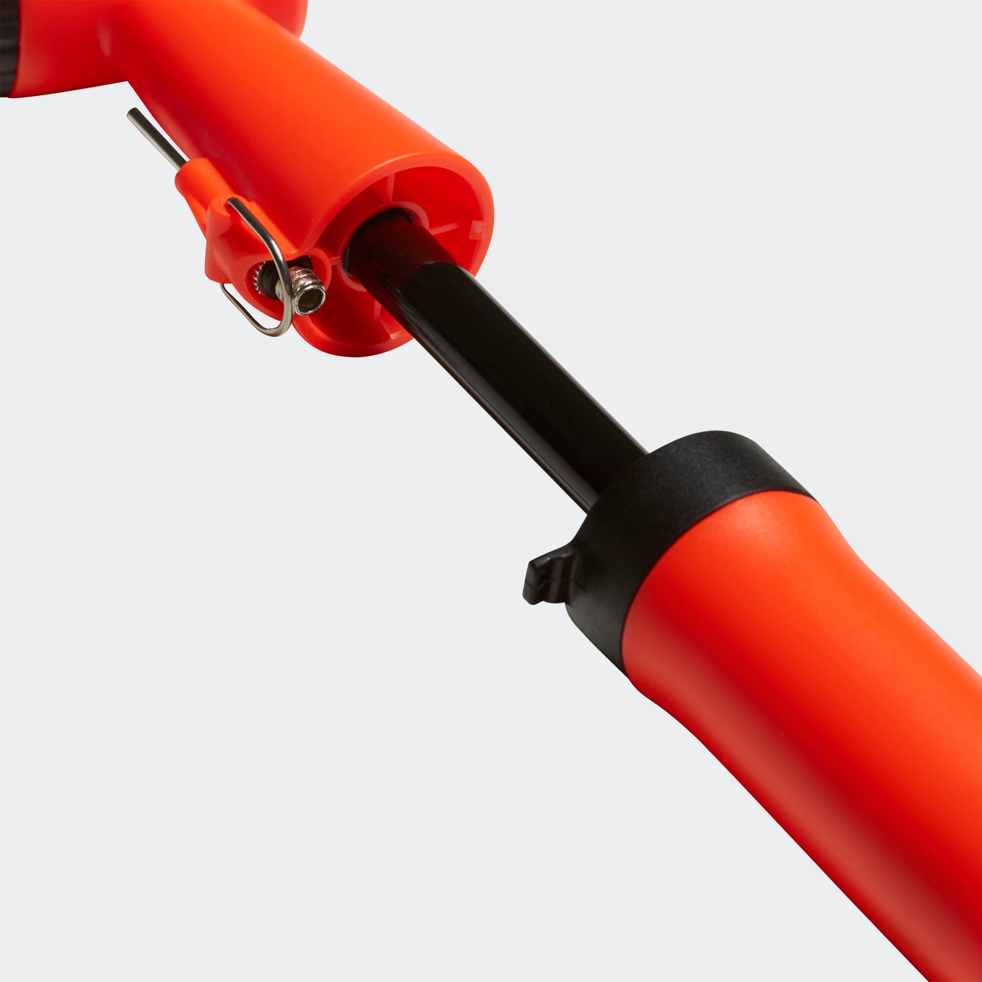 Orange en zwarte ADIDAS ballenpomp met naald. Snel en compact voetbalaccessoire van Kickoff Antwerpen.