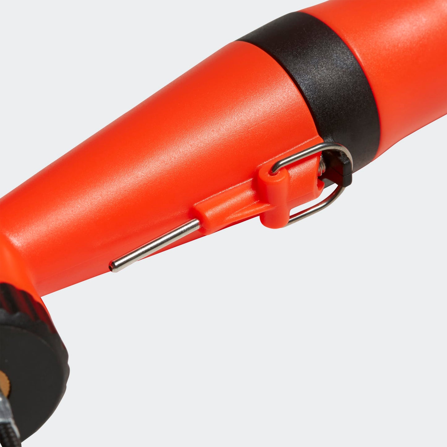 Orange en zwarte ADIDAS ballenpomp met naald. Snel en compact voetbalaccessoire van Kickoff Antwerpen.