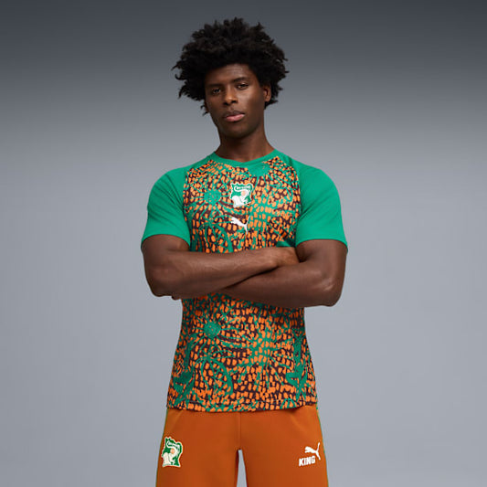 Grafisch Puma FIF Ivoorkust Warm Up Jersey 2026-2028 met officieel bondsembleem, verkrijgbaar bij Kickoff Antwerpen dé voetbalshop van stad.