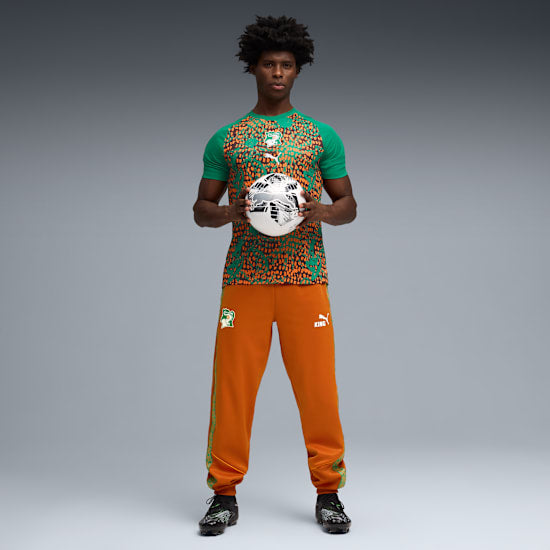 Grafisch Puma FIF Ivoorkust Warm Up Jersey 2026-2028 met officieel bondsembleem, verkrijgbaar bij Kickoff Antwerpen dé voetbalshop van stad.