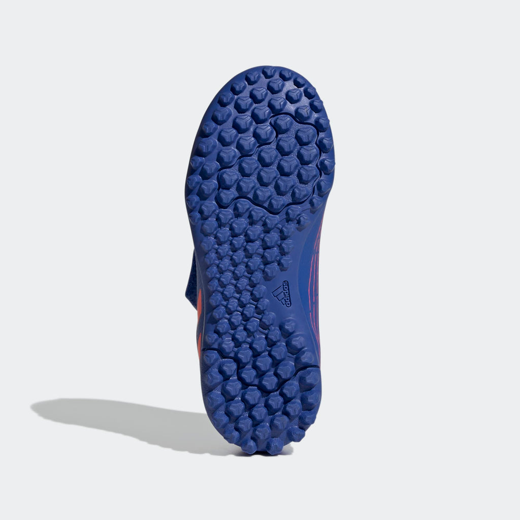 Detail van de TF zool van de adidas PREDATOR EDGE.4 voor uitstekende grip op kunstgras en harde ondergronden.