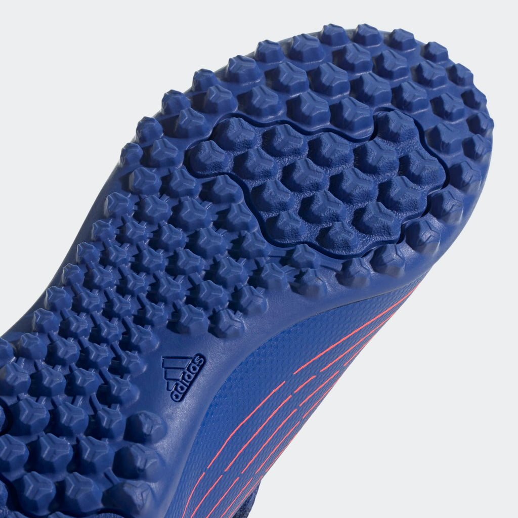 Detail van de TF zool van de adidas PREDATOR EDGE.4 voor uitstekende grip op kunstgras en harde ondergronden.