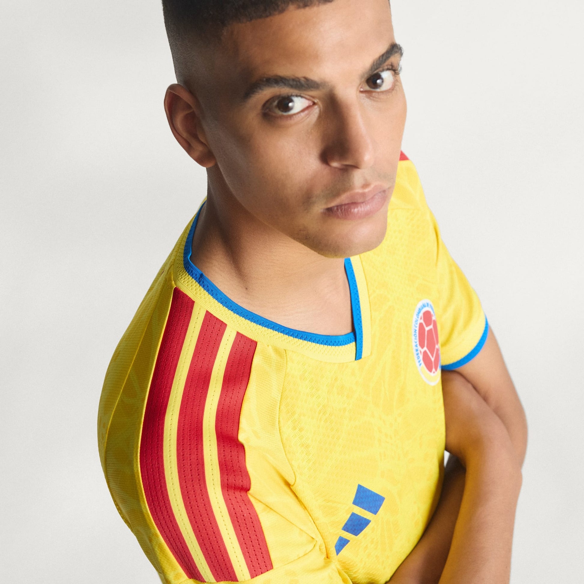 Adidas FCF Colombia Home Jersey 2025/2026 – officieel thuisshirt met Climacool-technologie, verkrijgbaar bij Kickoff Antwerpen.