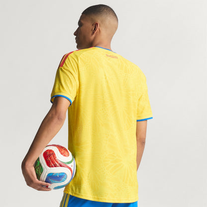 Adidas FCF Colombia Home Jersey 2025/2026 – officieel thuisshirt met Climacool-technologie, verkrijgbaar bij Kickoff Antwerpen.