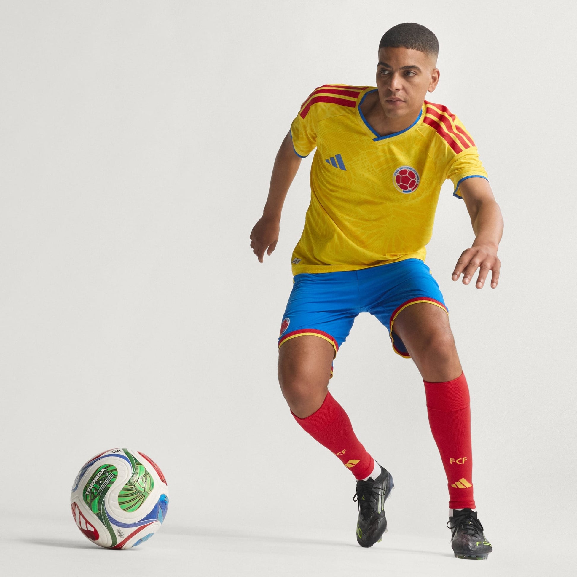 Adidas FCF Colombia Home Jersey 2025/2026 – officieel thuisshirt met Climacool-technologie, verkrijgbaar bij Kickoff Antwerpen.