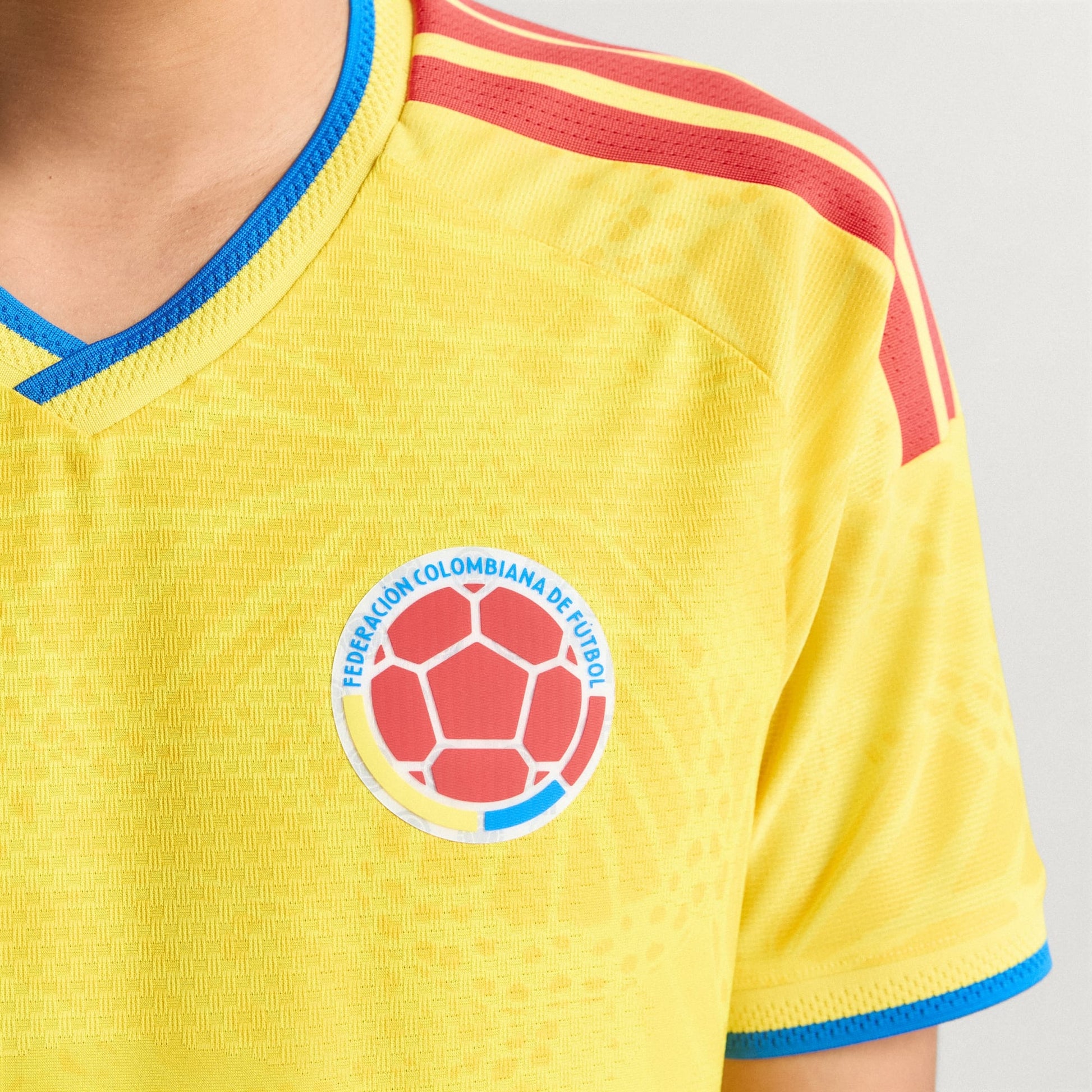 Adidas FCF Colombia Home Jersey 2025/2026 – officieel thuisshirt met Climacool-technologie, verkrijgbaar bij Kickoff Antwerpen.