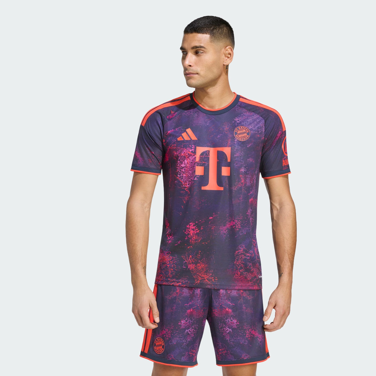 Adidas FC Bayern München derde voetbalshirt 2026 2027 met officiële clubdetails op model Kickoff Antwerpen