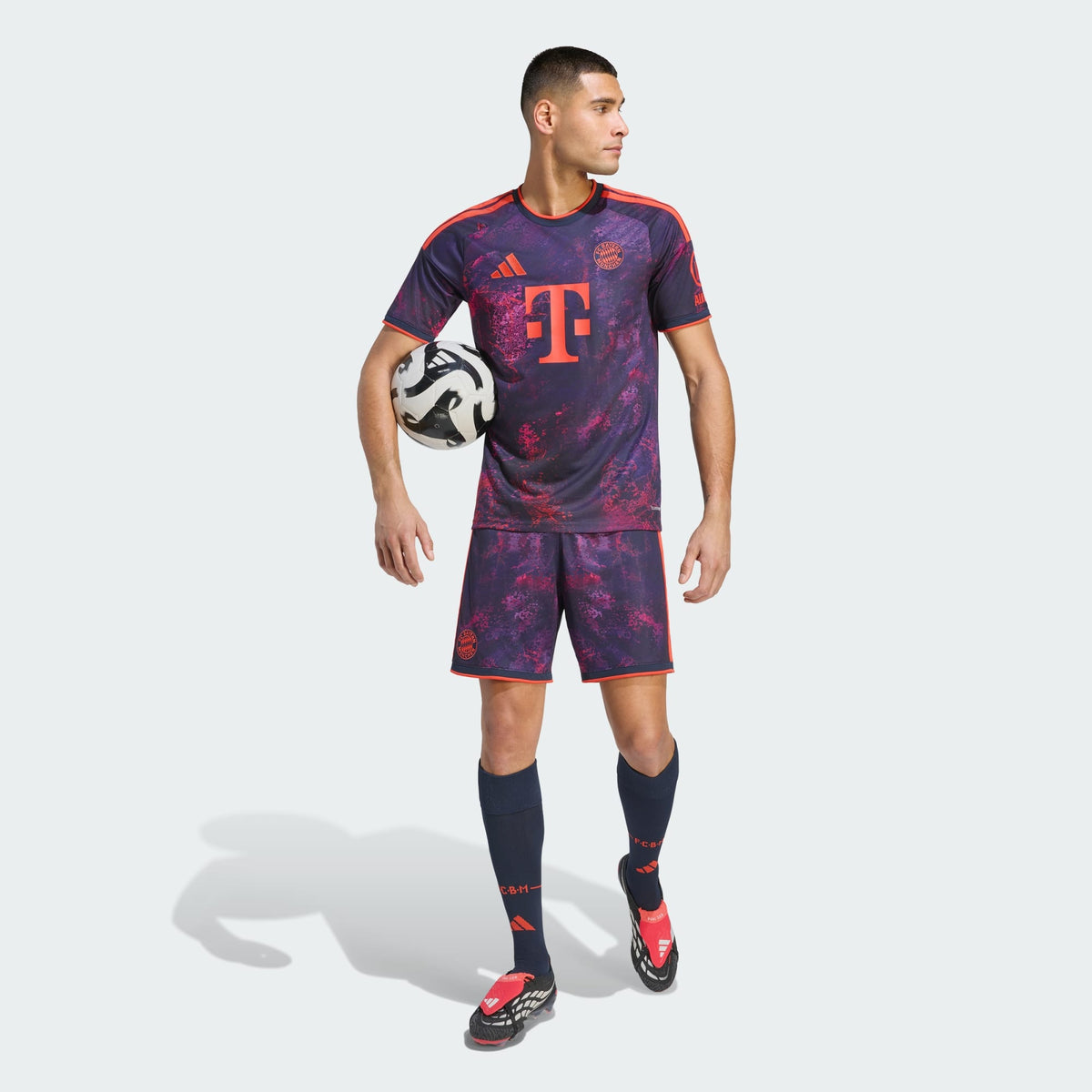 Adidas FC Bayern München derde voetbalshirt 2026 2027 met officiële clubdetails op model Kickoff Antwerpen