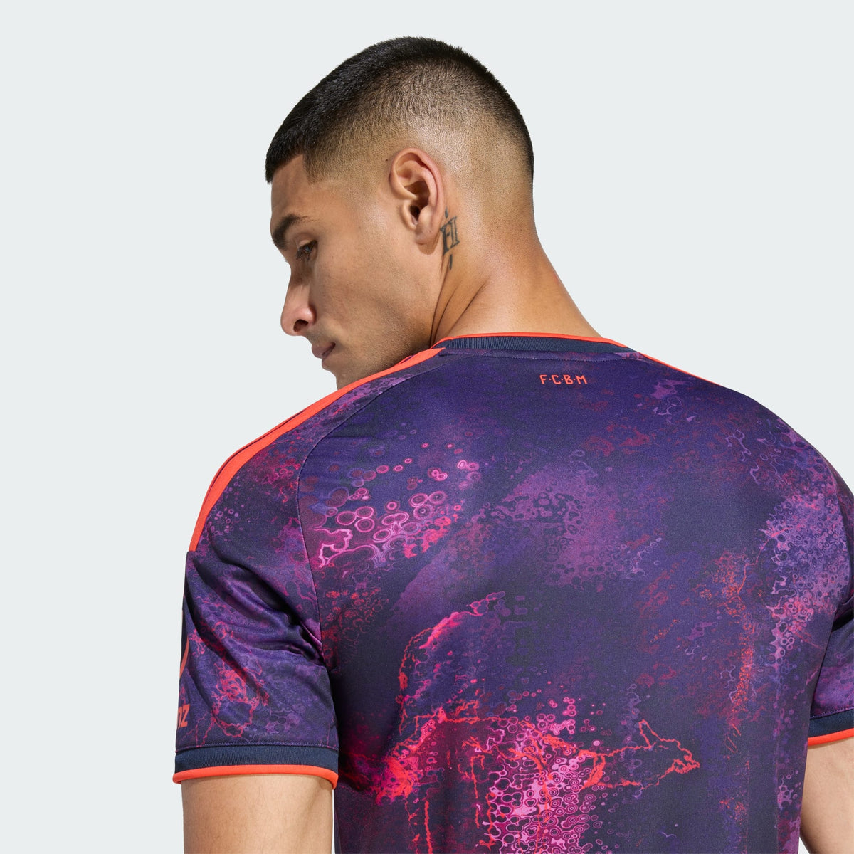 Adidas FC Bayern München derde voetbalshirt 2026 2027 met officiële clubdetails op model Kickoff Antwerpen