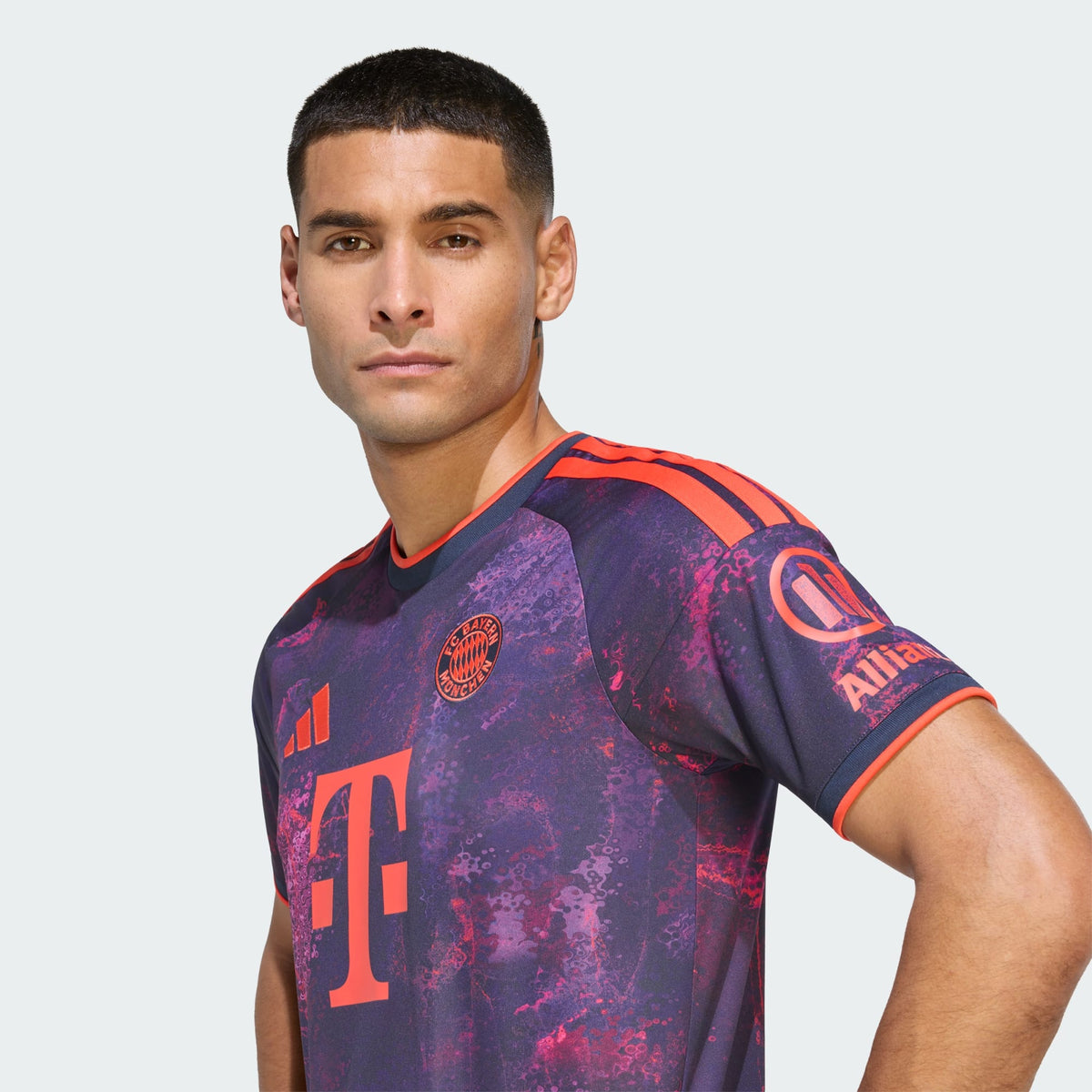 Adidas FC Bayern München derde voetbalshirt 2026 2027 met officiële clubdetails op model Kickoff Antwerpen