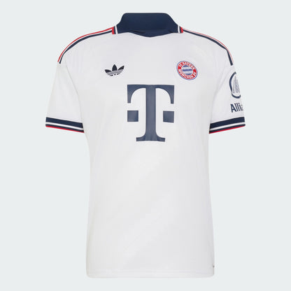 Adidas FC Bayern München uitvoetbalshirt 2026 2027 met officiële clubdetails op model Kickoff Antwerpen
