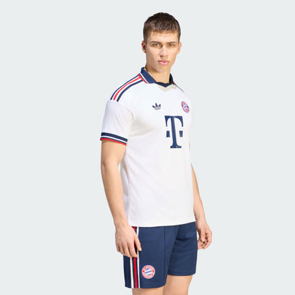 Adidas FC Bayern München uitvoetbalshirt 2026 2027 met officiële clubdetails op model Kickoff Antwerpen