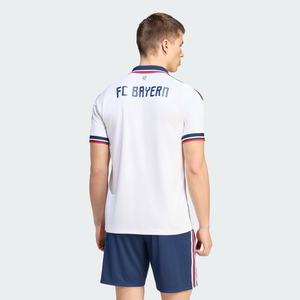 Adidas FC Bayern München uitvoetbalshirt 2026 2027 met officiële clubdetails op model Kickoff Antwerpen
