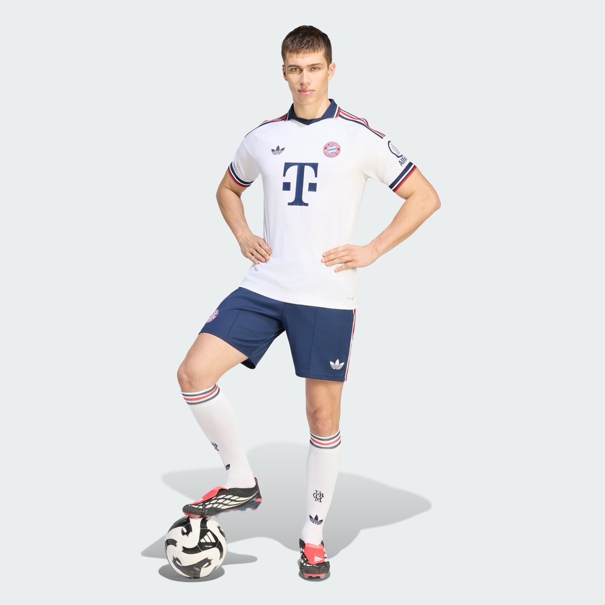 Adidas FC Bayern München uitvoetbalshirt 2026 2027 met officiële clubdetails op model Kickoff Antwerpen