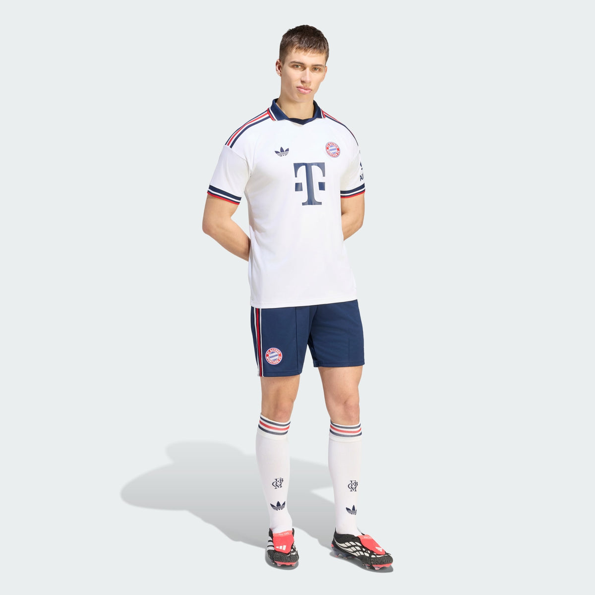 Adidas FC Bayern München uitvoetbalshirt 2026 2027 met officiële clubdetails op model Kickoff Antwerpen